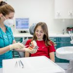 Zahnärztin hilft einem Kunden in Langen bei seinen Zähnen